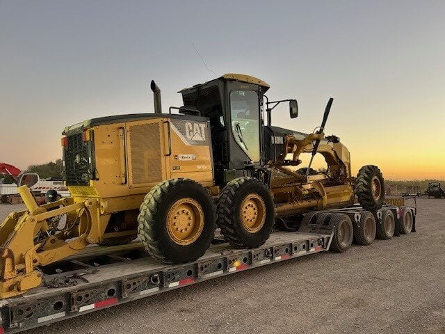 Game Heavy Hauling transporting CAT motorgrader CAT motorgrader