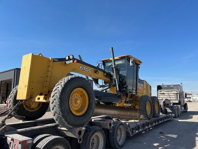 Game Heavy Hauling loading Deere 670G motorgrader Deere 670G motorgrader