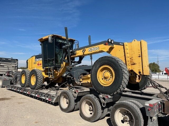 Game Heavy Hauling transporting Deere 670G motorgrader Deere 670G motorgrader heavy haul