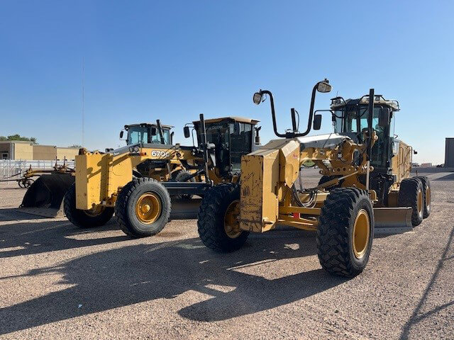 Game Heavy Hauling Deere and CAT motorgraders and wheel loader Deere and CAT motorgraders and wheel loader